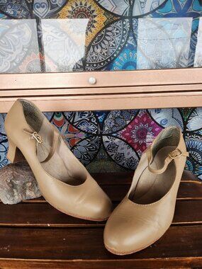 Capezio Tan Leather Character Shoes Mary Jane Low Heel Dance Theater Women's 8M